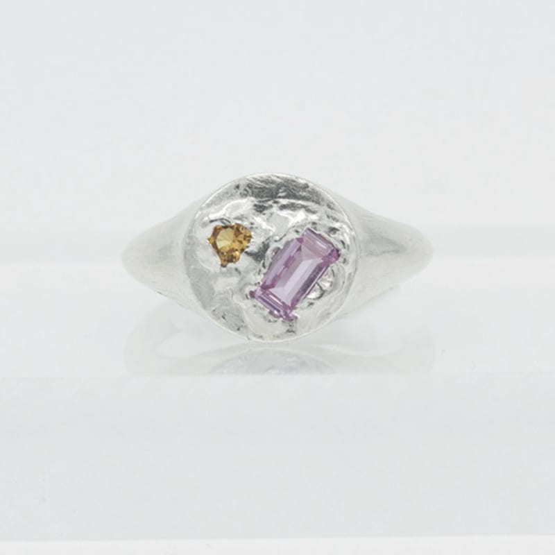 studio curve Round stone signet ring