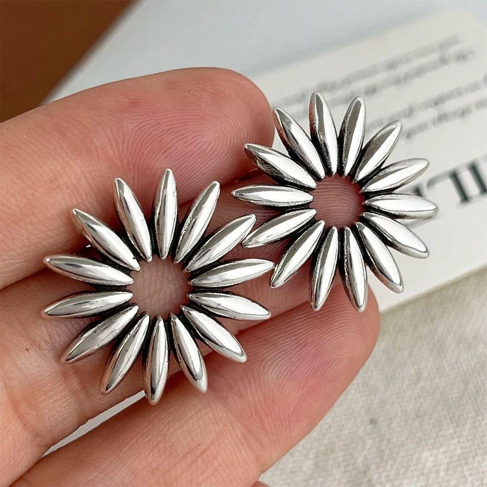 Exaggerated Floral Stud Earrings Elegant Retro Earrings Stylish Statement Jewelry  for Women