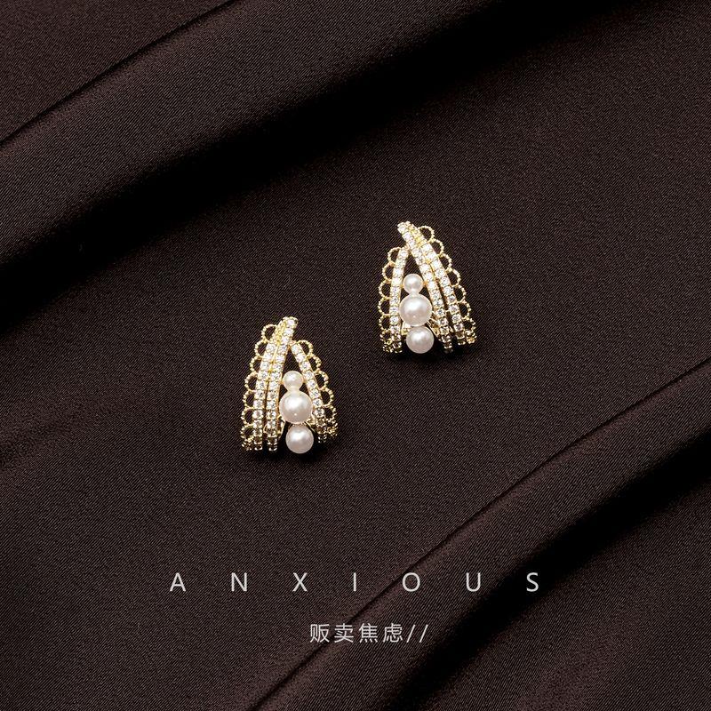 

Accessible Luxury French Minority Retro Square and round Face Pearl Earrings Gold Pair