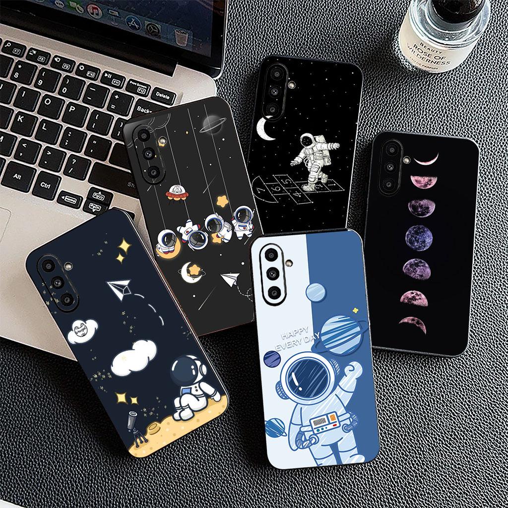 Cover for Samsung Galaxy A05 A06 A14 A50 A51 A52 A12 A13 A17 A70 A07 A25 A26 A56 A23 M53 Case Creative Design Art Astronaut Moon