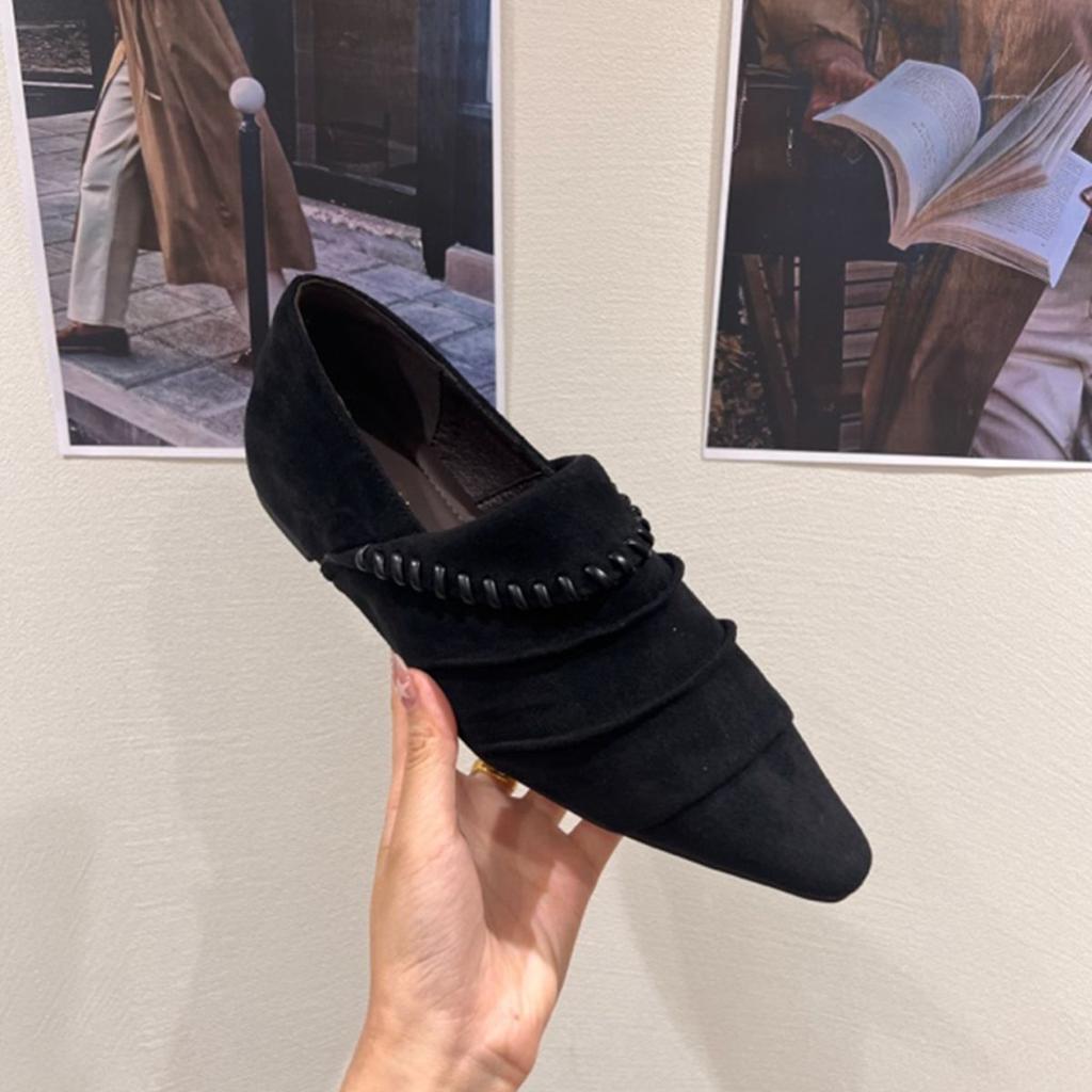 Otoño e invierno 2025 gran explosión suela blanda empalme color sólido boca oscura plisados zapatos individuales antideslizantes con falda zapatos versátiles puntiagudos