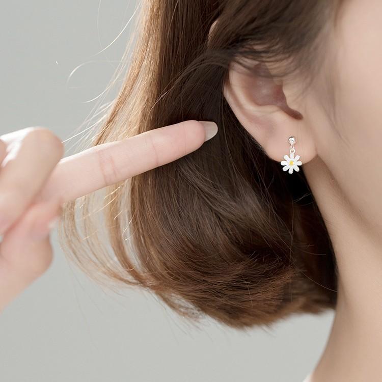 

Vintage Daisy Flower Ear Buckle Hoop Earrings for Women Girl Delicate Enamel Sunflower Pendant Circle Earrings Summer Jewelry