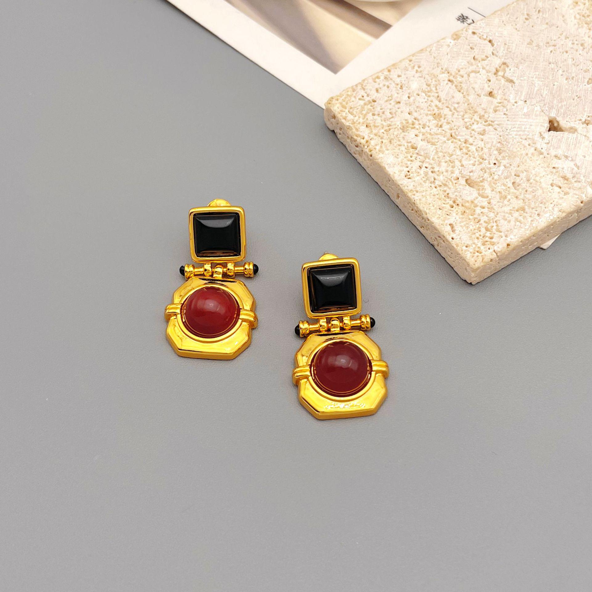 

European & American Retro Red & Black Agate Earrings, 18k Gold-Plated Brass with 925 Silver Needles золотой