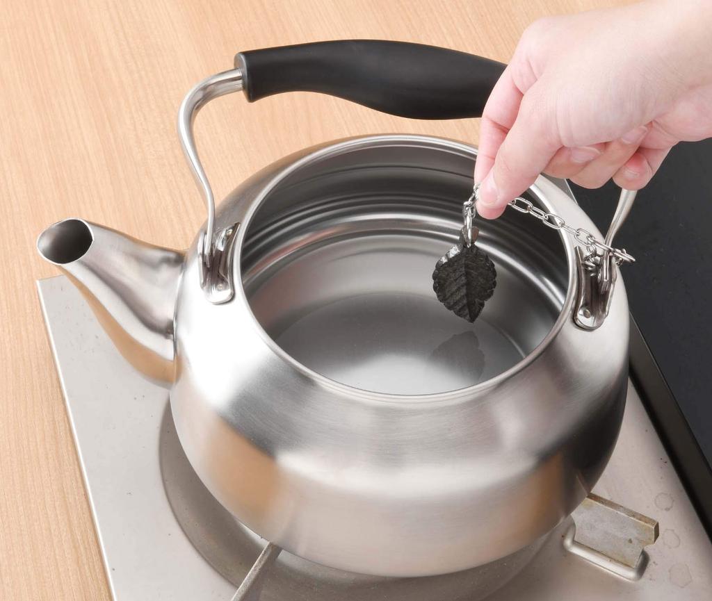 Ikenaga Iron Works Nambu Iron Leaf 5.7 x 2.7 x 0.1cm