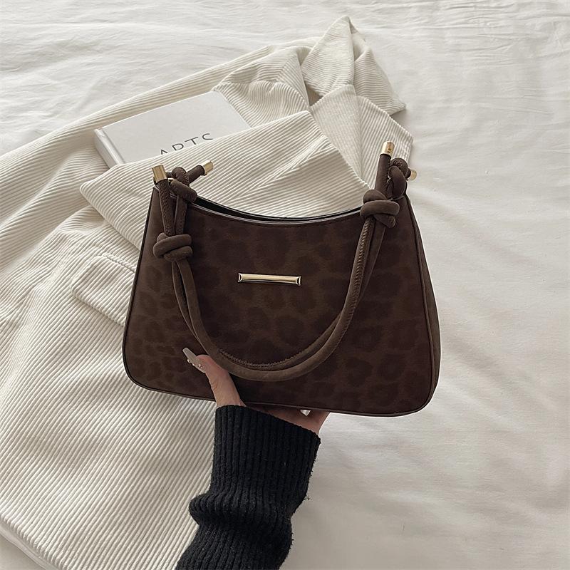 

Commuter Underarm Bag - Fashionably Simple, Small and Unique Design - Single Shoulder Crossbody Bag кавовий