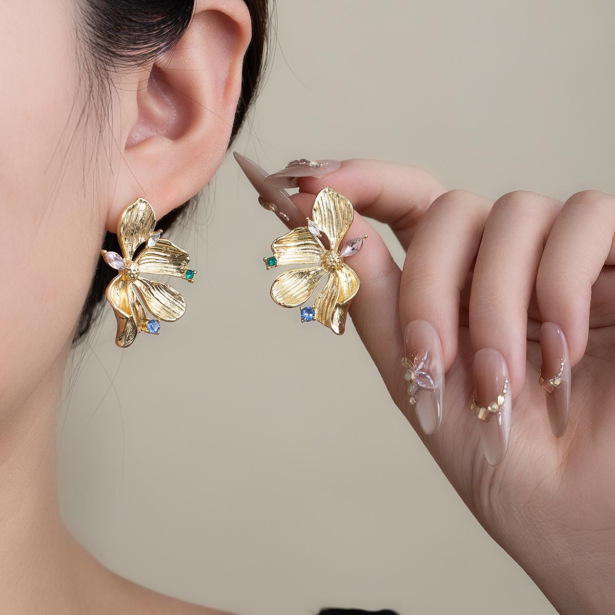 Elegant Vintage Rhinestone Flower Stud Earrings - French Gold, Fashionable  Luxurious