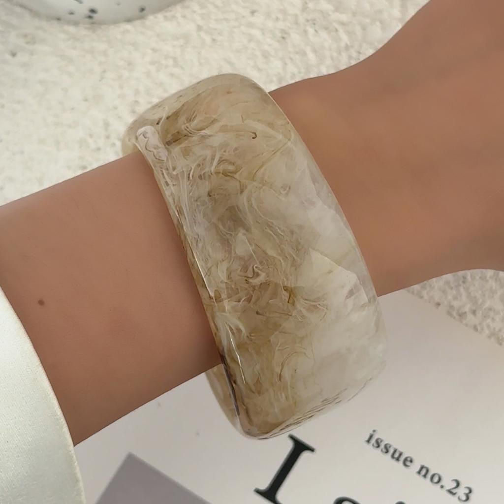 SHIXIN Fashion Brown Off White Resin Acrylic Wide Bracelets for Women Vintage Stackable Round Chunky Cuff Bangle Jewelry Gift