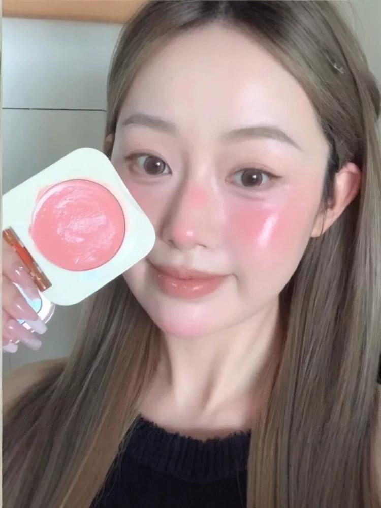 Blush Also Needs a Dewy Finish! Moisturizing Blush Cream with a Silky Texture, Strawberry Milk Powder, Brightening and Volumizing Color