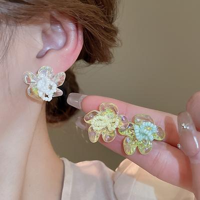 Woven Rice Bead Flower Stud Earrings Are Small, Exquisite, Fashionable, Simple Wind Earrings, Niche Sweet Wind Earrings.