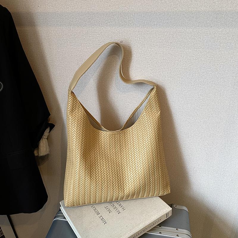 Autumn bucket bag women's new large-capacity woven shoulder bag lazy style texture niche commuter tote bag