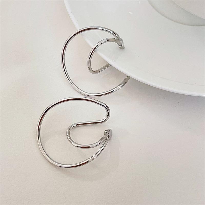 

Metallic Non-hole Earrings with An Unusual Shape Resembling A Cochlea for A Cool and Sophisticated Look Suitable for Women with Prominent Cheekbones. срібний