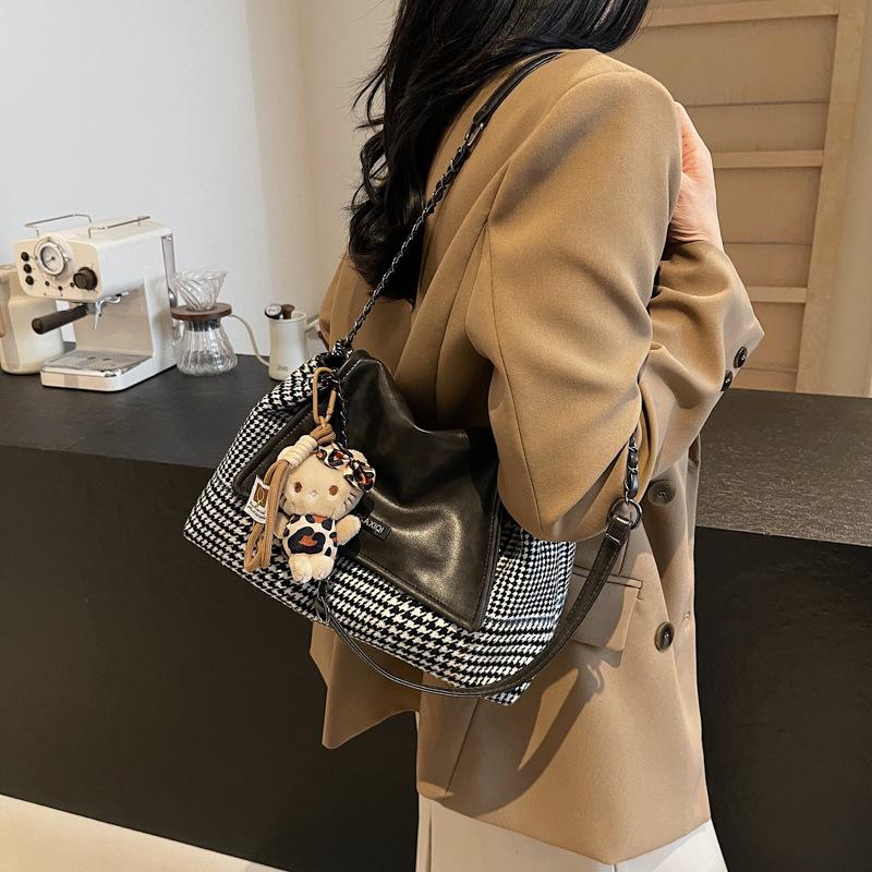 Contrasting colors, fashionable large-capacity bags, women's 2025 spring new foreign-style shoulder bags, woolen personalized ins tote bags