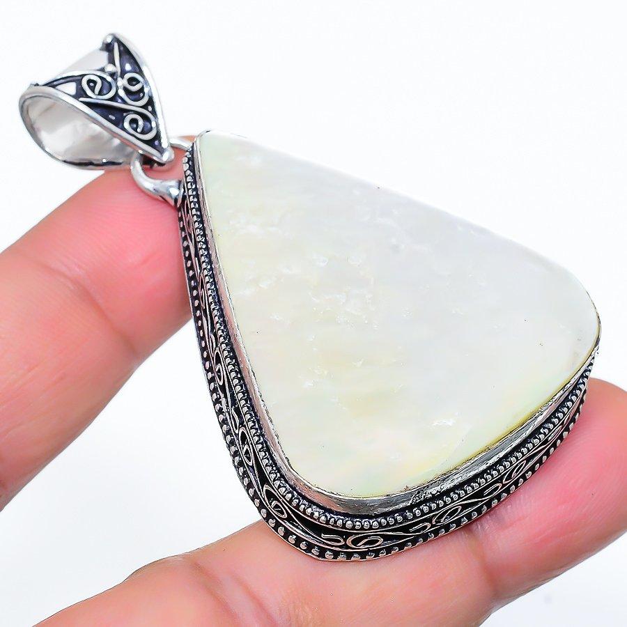 

Vintage Mother Of Pearl Gemstone Handmade Ethnic Jewelry Pendant 2.36 VR-2653