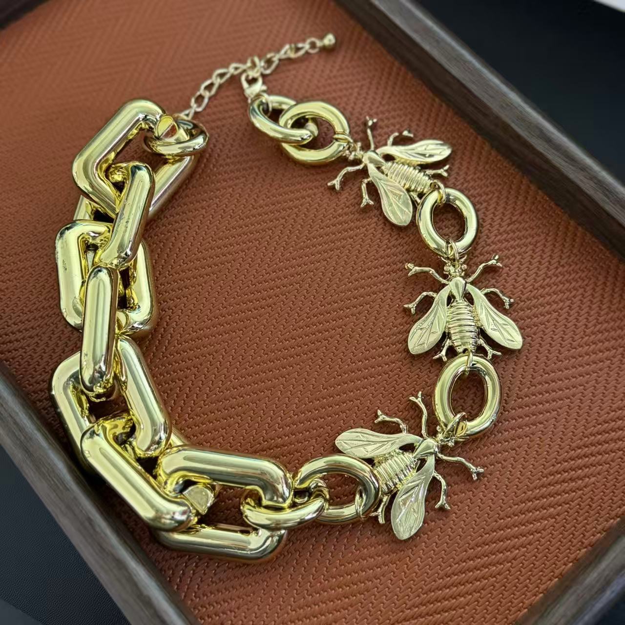 

Accessories, vintage metal collarbone chains, exaggerated necklaces.
