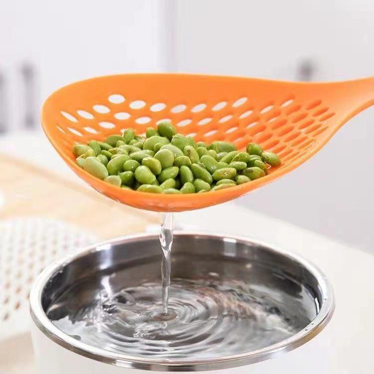 

1Pcs Plastic Food Spoon Strainer - Creative Cooking Shovel Portable Anti-scald Skimmer Household Kitchen Tools Soup Filter оранжевый