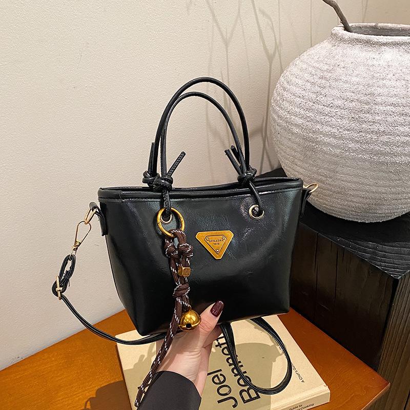 Ins Retro Portable Small Bag Women's 2025 Winter New Small Bucket Bag Versatile Shoulder Messenger Bag Commuter Women's Bag