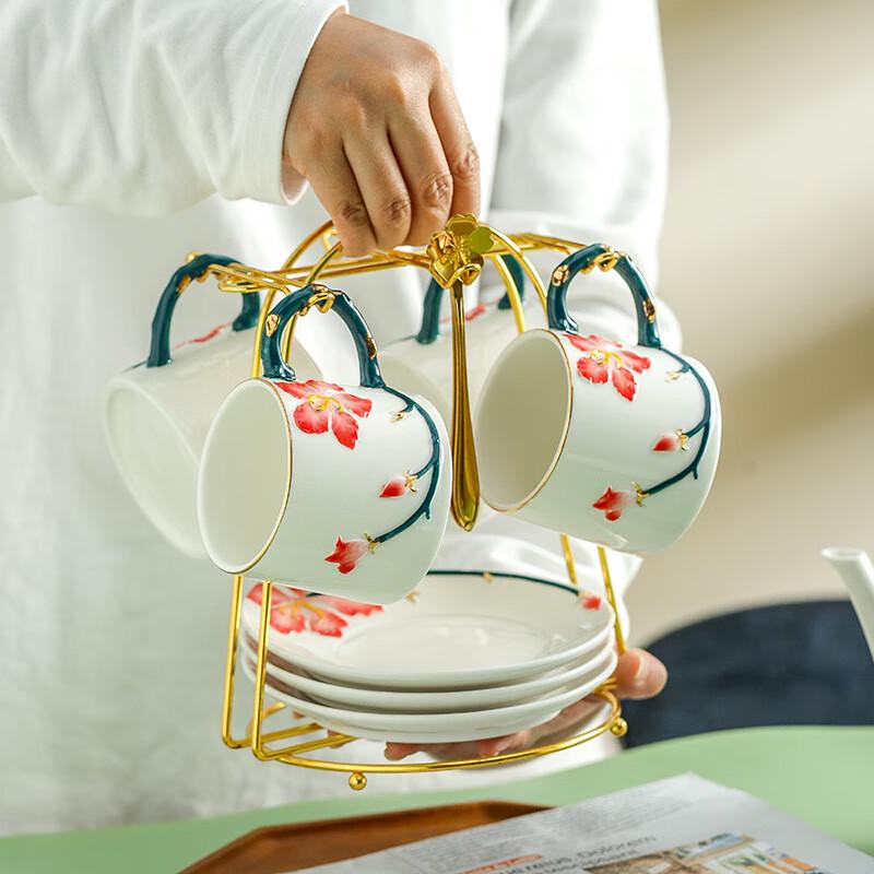 Set van koffiekop en schotel van reliëfkeramiek