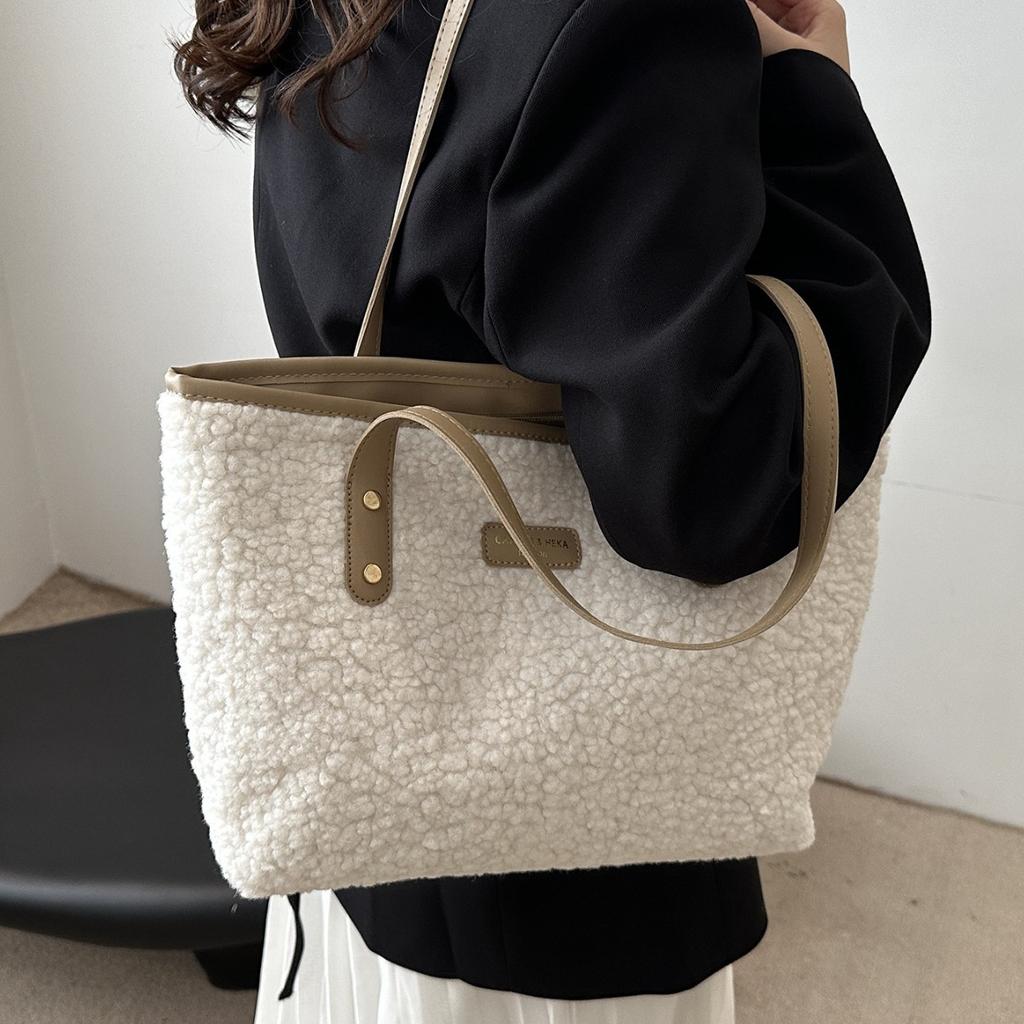 Simple and Large-capacity Furry Tote Bag 2025 New Autumn and Winter Fashion Furry Commuter Bag Versatile Shoulder Bag