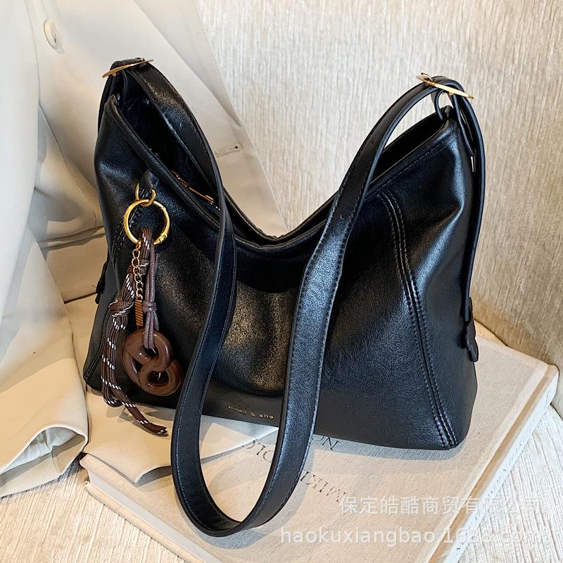 Large capacity bag women's autumn and winter versatile 2025 new simple shoulder messenger bag soft face women's commuter tote bag