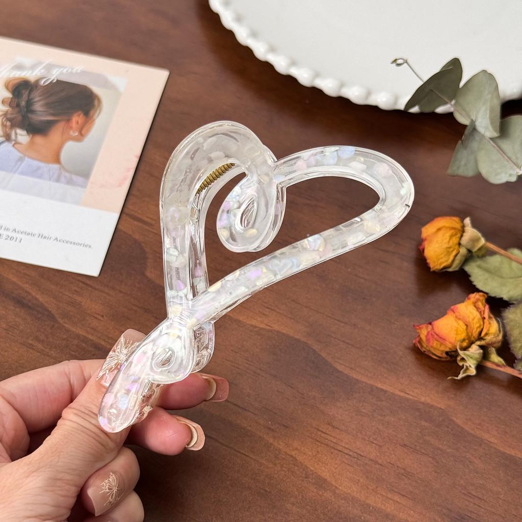 Trendigt hjärtformat hårklämma i blommigt akryl för stilfulla uppsättningar