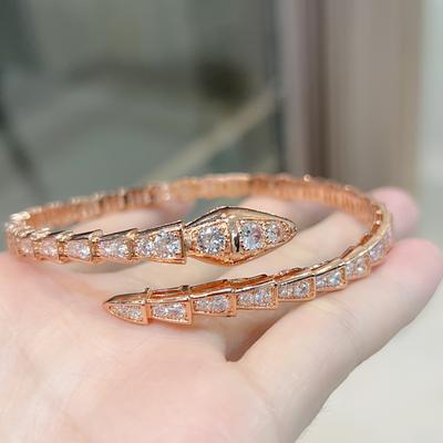 Klassisches, modisches und atmosphärisches Schlangenarmband mit eingelegtem Zirkon, ein Geschenk für die Freundin