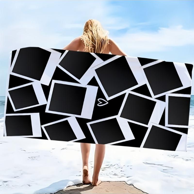 

2D Flat, 1pc, Black and White Photo Paper Stack Background with Heart Pattern Beach Towel, Soft and Skin-friendly, Non-shedding W40*H60(CM)