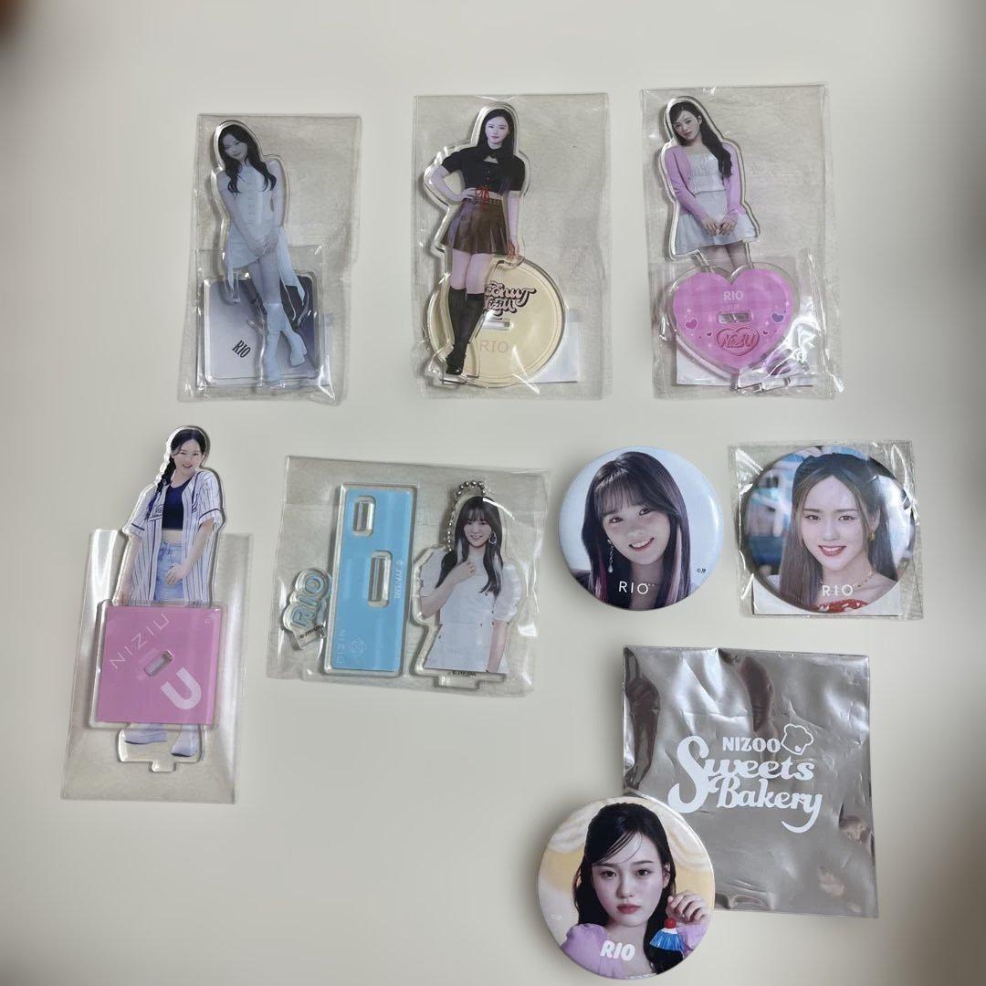 

[USED] NiziU Rio Acrylic Stand & Can Badge