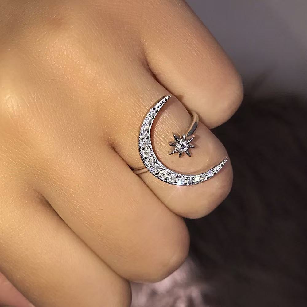 A Women's Ring, a Star and Moon Ring with an Adjustable Opening, Suitable for Daily Wear and Banquet Wear