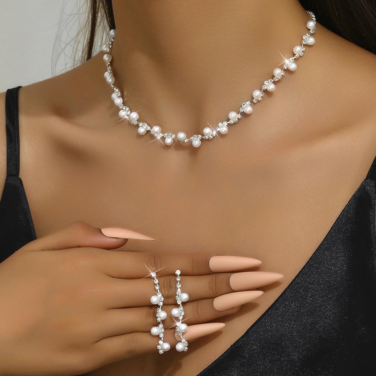 

Модный комплект из ожерелья, сережек и браслета золотой