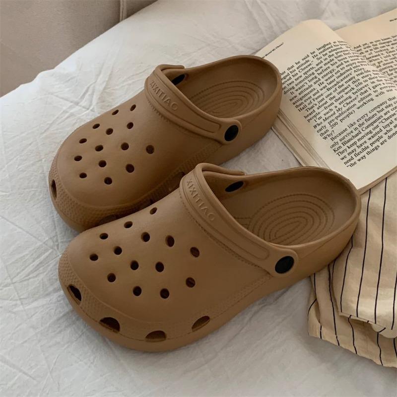 The New Style of Shoes, Crocs, Are Cute and Suitable for Both Indoor and Outdoor Use. They Are Beach Flip-flops and Women's Shoes