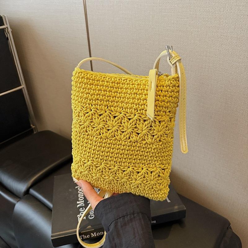 

Oblique span hollow woven mobile phone bag small satchel women s 2025 new French retro vacation style shoulder bag bucket bag 18*2*21