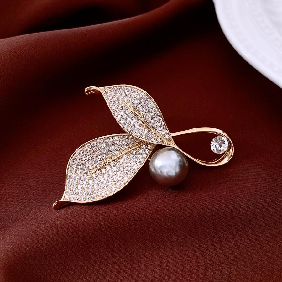 

Брошка з 18-каратного справжнього золота з гальванічним покриттям, перлами та листям, легка розкіш, високий сенс, вишукана корсажна брошка, трендовий дизайн, антикварні аксесуари