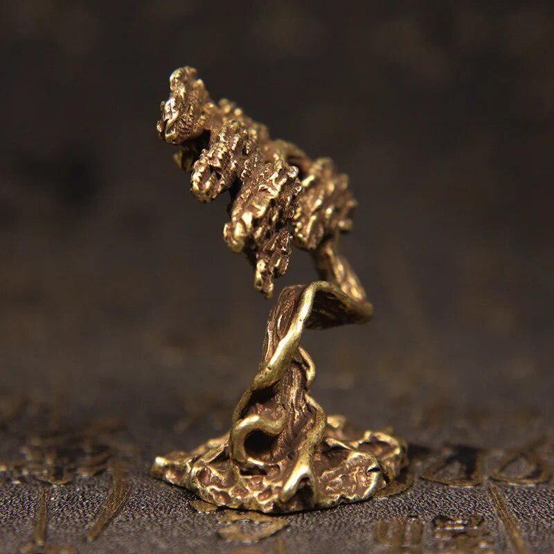 1Pc Brass Welcoming Pine Tree Tea Pet Ornaments Creative Copper Handmade Green Pine Hand Playing Crafts Wealthy Mini Desk Decors