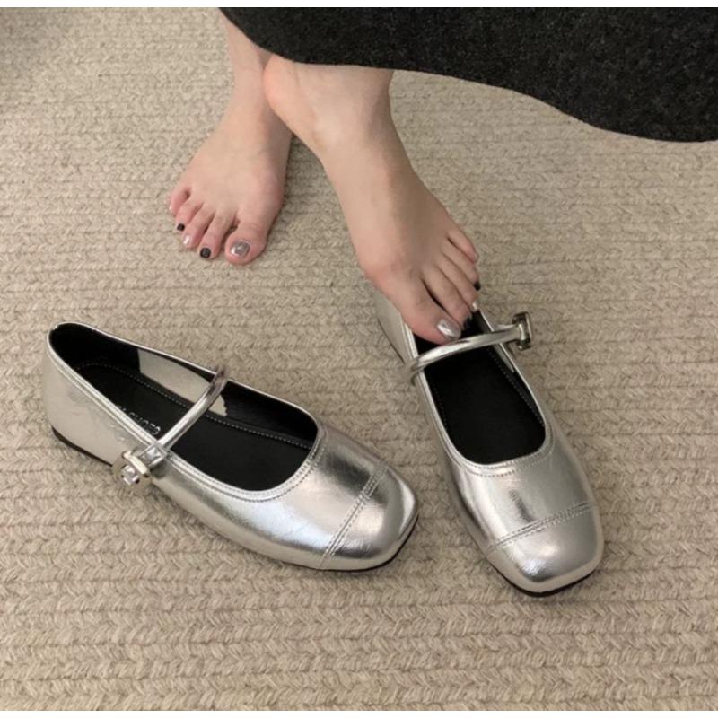 

Туфли для женщин 2025 Новые женские шлепанцы с неглубоким вырезом Модные туфли-лодочки с ремешком и пряжкой Горячая распродажа Однотонные туфли на плоской подошве и низком каблуке Zapatos 40 серебряный