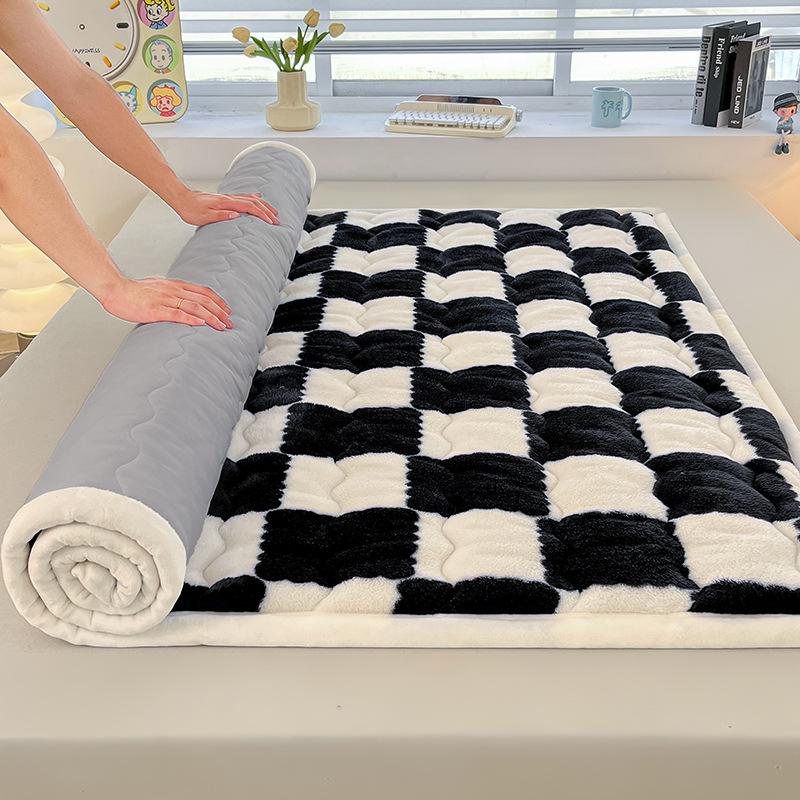 Thickened Coral Fleece Winter Mattress Pad for Dorms and Rentals