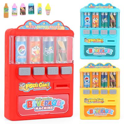 I bambini fingono di giocare con i distributori automatici di bevande con monete di simulazione, giocattoli educativi per il gioco di ruolo