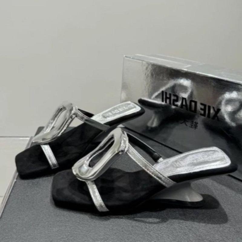 

Fashion Summer New Sandals Square Head Open Toe Metal Buckle Hollow-out A Slip-on Wear-resistant Special-shaped Slippers 39 серебряный