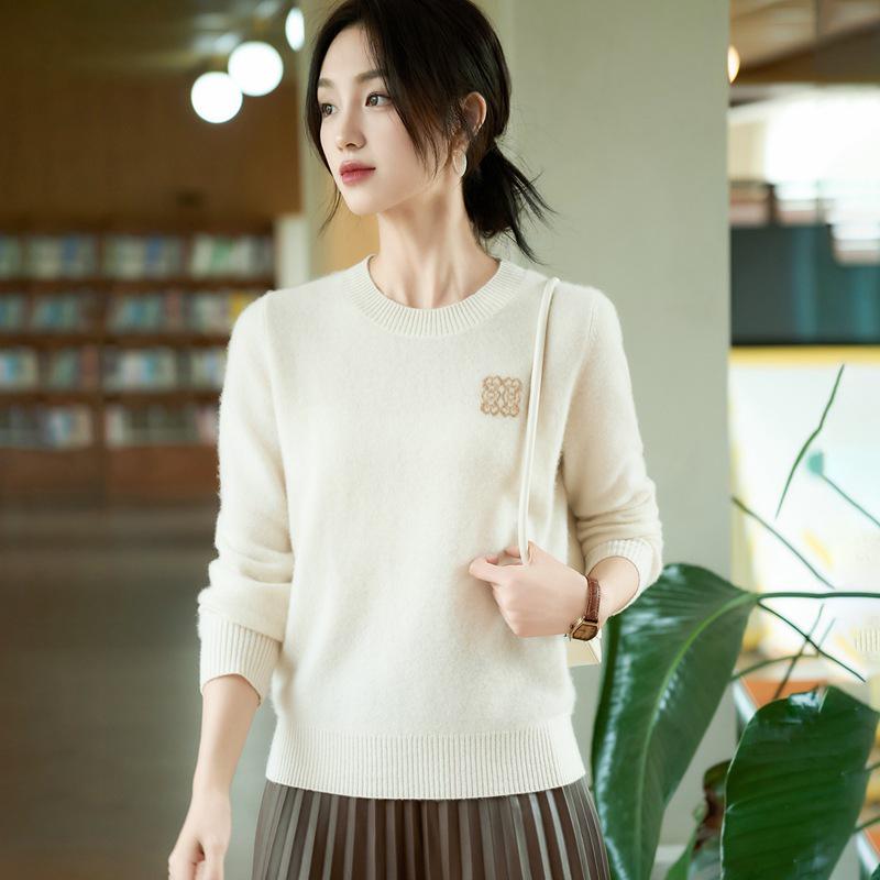 

2025 Autumn Embroidered Knit Wool Plus Size Loose Sweater for Women - Long Sleeve Fashion Top M