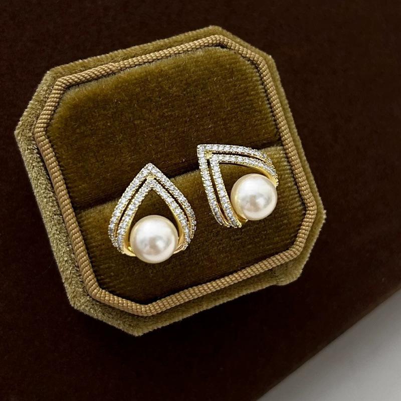 Small and exquisite geometric triangle white pearl stud earrings for women new trendy French vintage high-end earrings earrings