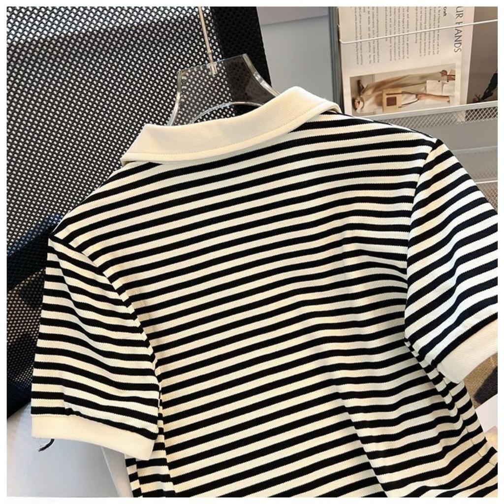 Modisches Sommer-T-Shirt für Damen mit V-Ausschnitt und kurzen Ärmeln, Stilvolles Cropped Top für zierliche Damen, Design-orientierte Unterwäsche