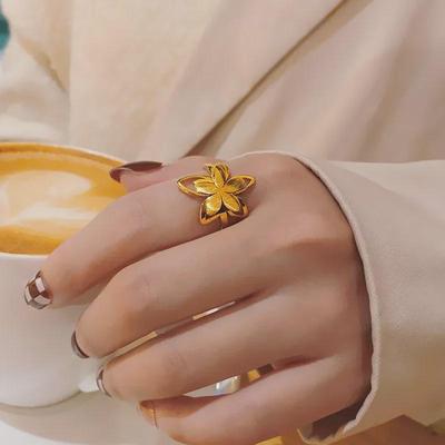 Elegant Korean Titanium Steel Petal Ring: 18K Gold, High-End Trendy Jewelry.