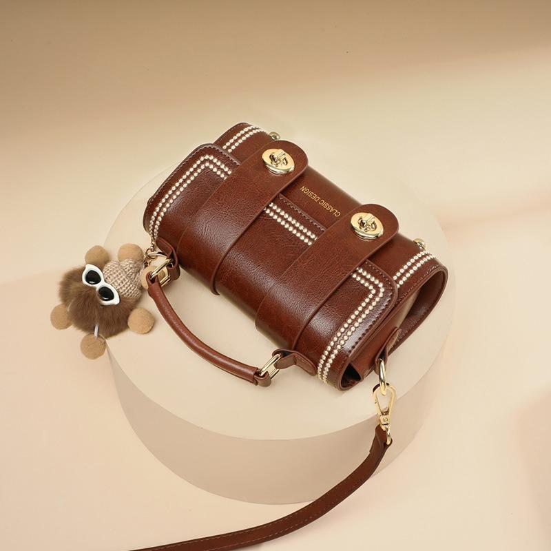 The new messenger bag women's bag is fashionable and versatile, and it is popular today to carry a personalized and versatile mini bag.