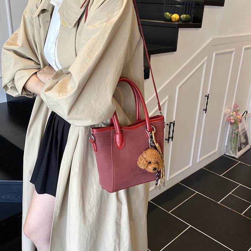 

Korean niche design retro simple handbag women s 2025 autumn new fashion versatile messenger bucket bag no pendant красный
