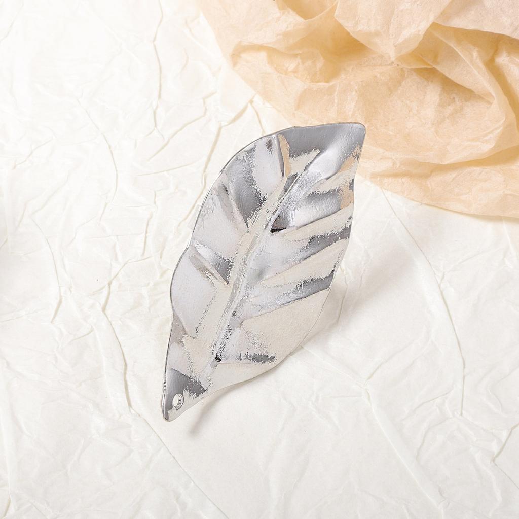 Modischer, schlichter und kreativer Design-Sinn Legierung geometrisches Blatt Klappring, leichter Luxus und kalter Stil für Frauen