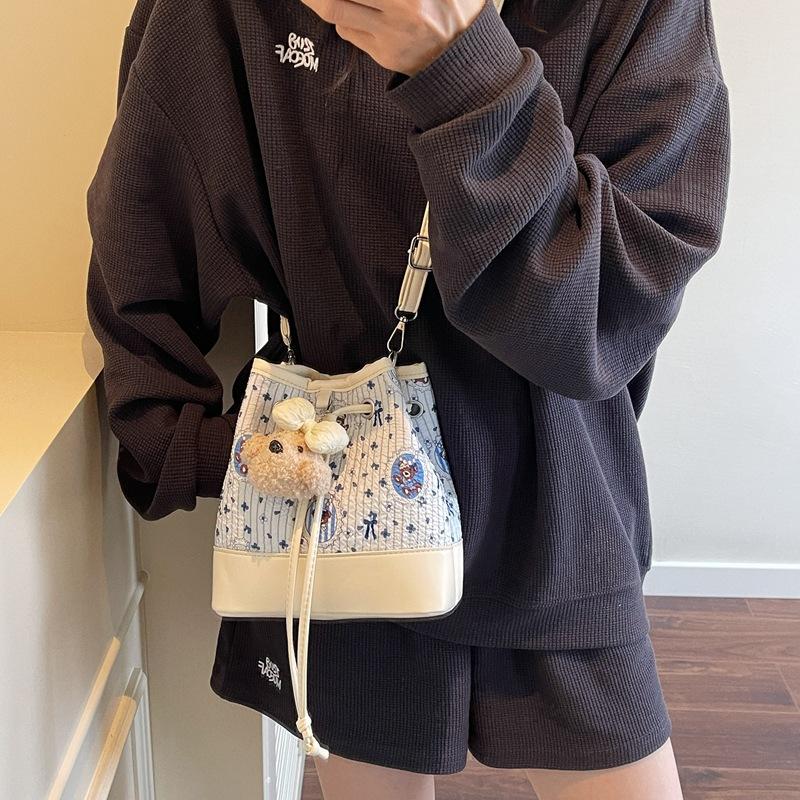 Delicate cartoon bear print drawstring women's bucket bag new cute versatile women's shoulder messenger bag