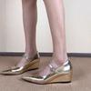 Goldene, einfarbige Mary-Jane-Pumps mit spitzer Zehenpartie und flachem Absatz – elegante Damenschuhe für Frühling/Sommer 2025.