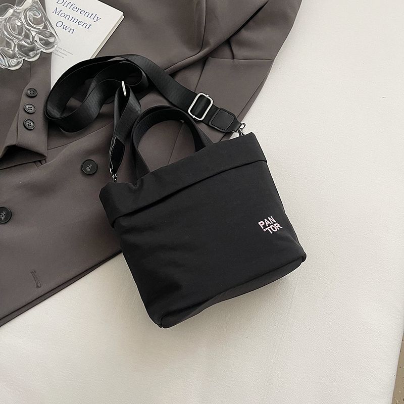 

Casual Bag for Women 2025 New Popular Versitile Fashion Hand Bag Lightweight Cloth Bag Shoulder Shoulder Bucket Bag Black without pendant
