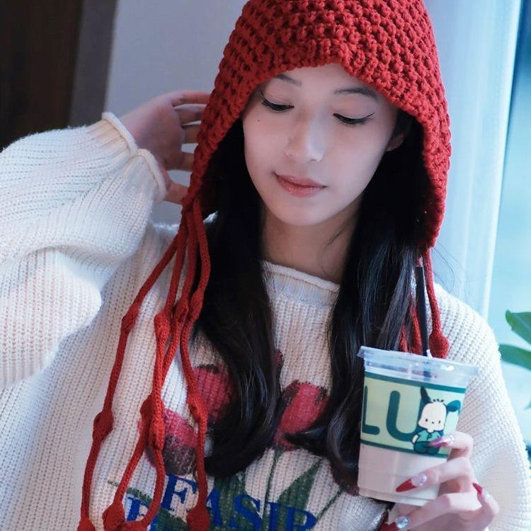 2024 Nouveau Hiver Femmes/Hommes Fait Main Pompon Rouge Tricoté Laine Chaud Chapeau Baotou Protection Oreilles Chapeau à Sangle