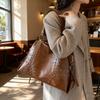 Vintage Large Capacity Rivet Tote Bag Women's Handbag Shoulder Bag