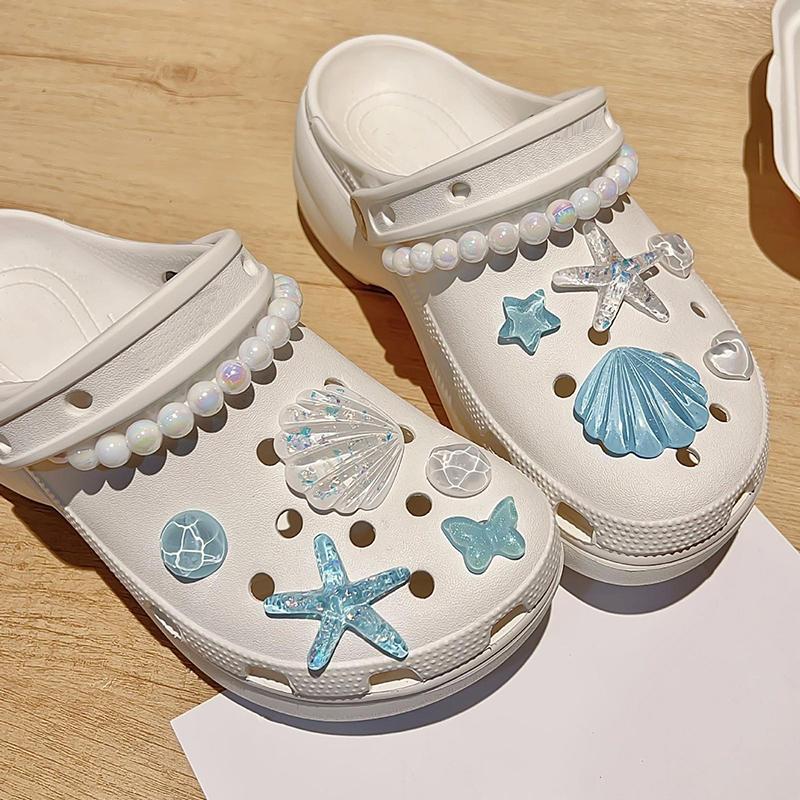 1 Sæt DIY Træsko Sandaler Havefodtøj Dekoration Søde Søstjerner Skaller Resin Sko Charms Tilbehør Spænder Strandtaske Pins Pige Gaver